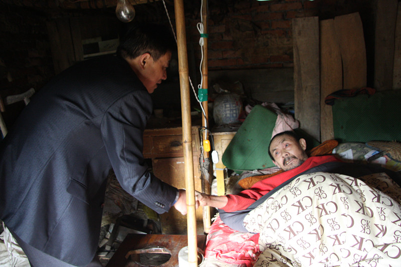 寶業（集團）公司組織員工慰問貧困家庭