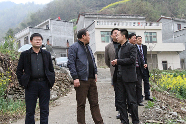 寶業集團“百企幫百村”精準扶貧走進壩河鎮斑竹園社區