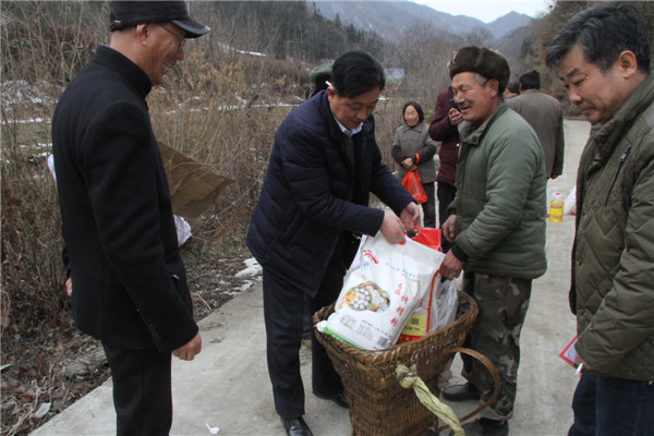 寶業（集團）公司深入中原鎮麻廟村開展“萬企幫萬村”扶貧工作